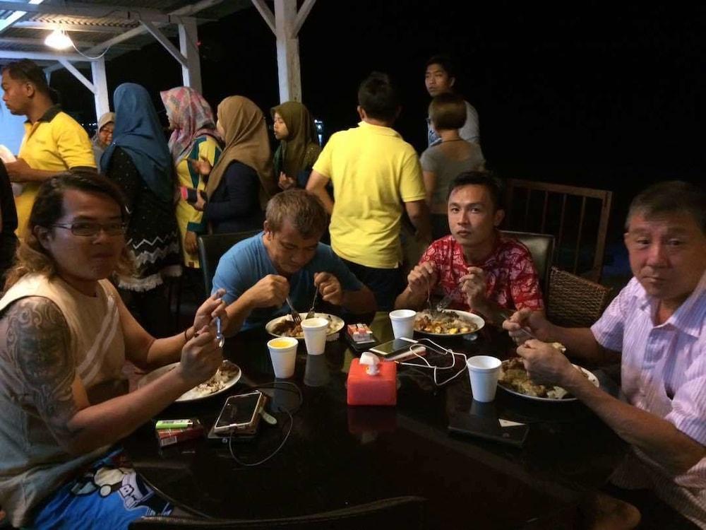 Marina Bay Resort & Restaurant Kampung Genting Esterno foto