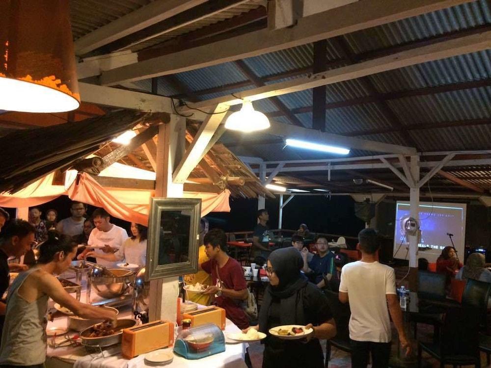 Marina Bay Resort & Restaurant Kampung Genting Esterno foto