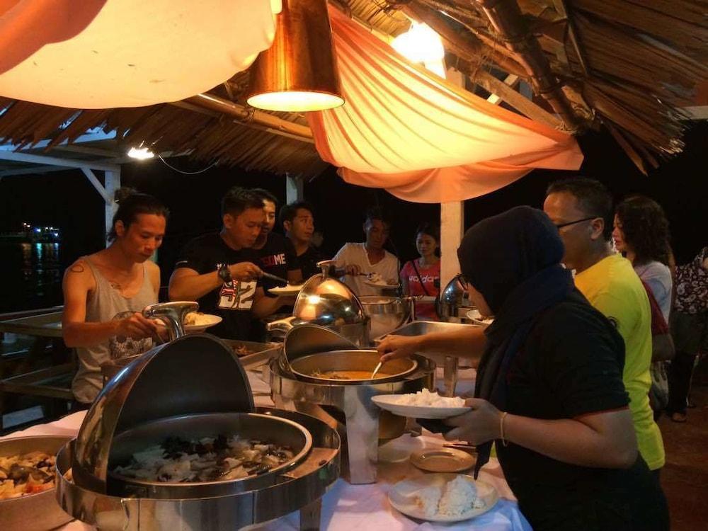 Marina Bay Resort & Restaurant Kampung Genting Esterno foto