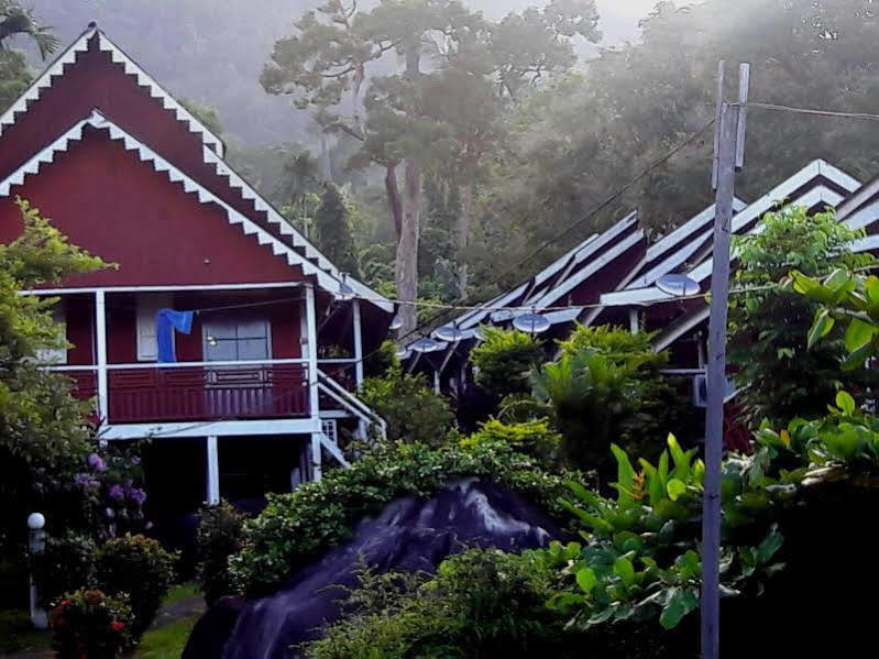 Marina Bay Resort & Restaurant Kampung Genting Esterno foto