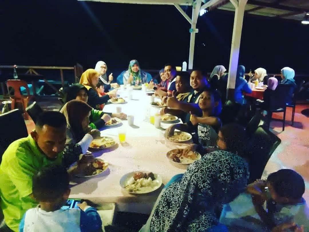 Marina Bay Resort & Restaurant Kampung Genting Esterno foto